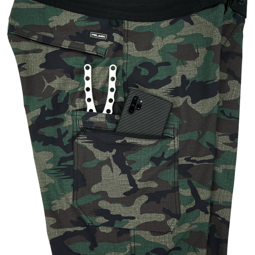 BLUE WATER CAMO FISHING SHORTS (GREEN FISH CAMO)