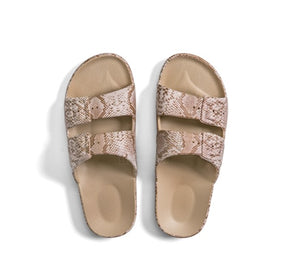 VIPER SANDS Snake print on desert brown slides